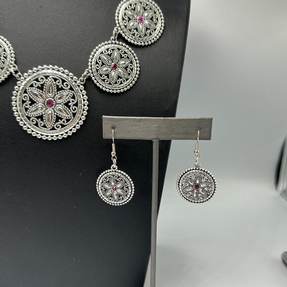 3/$30 Silver Tone Necklace Earring Set Medallion Disc Statement Jewelry - Picture 3 of 9